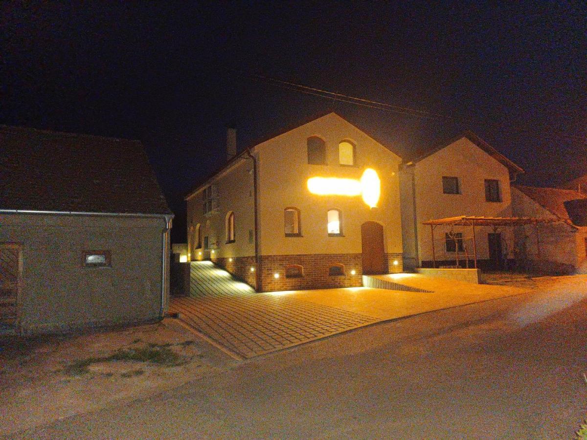 Sklep Vino Strycek Guest House Velké Bílovice Екстериор снимка