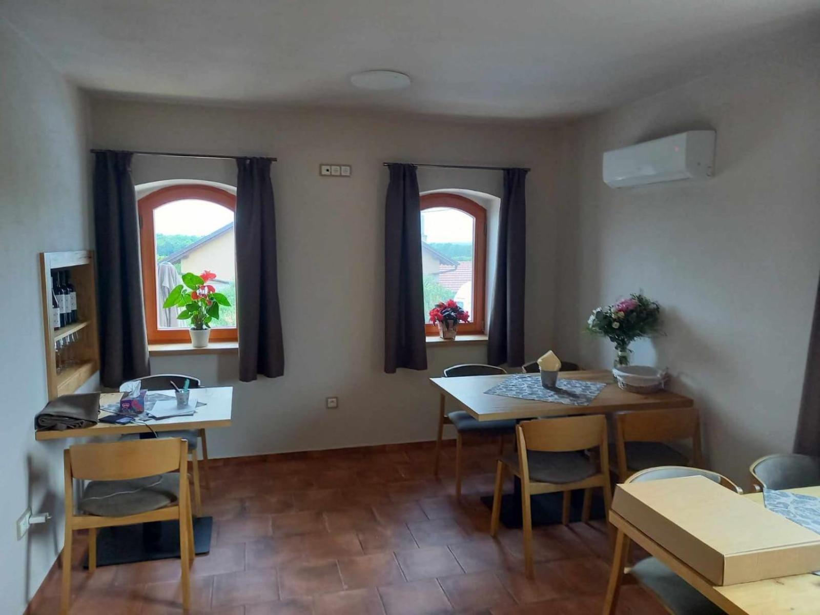 Sklep Vino Strycek Guest House Velké Bílovice Екстериор снимка